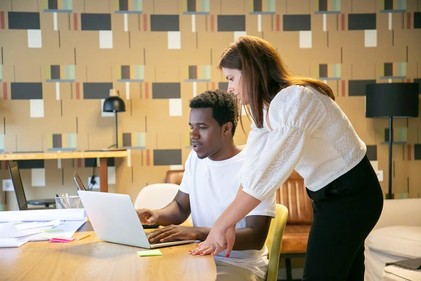 Eine vielfältige Gruppe von Designern verfolgt gemeinsam eine Projektpräsentation.